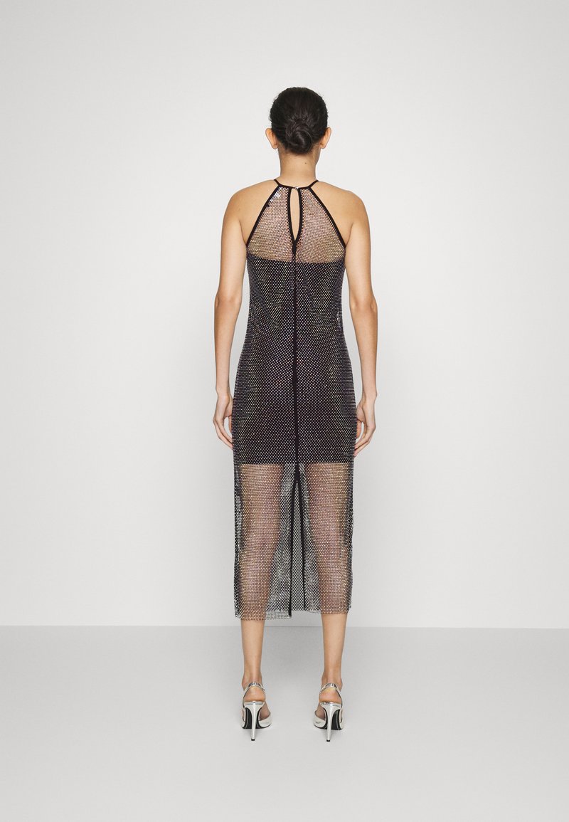 Czarna siateczkowa sukienka z dekoltem na halter, o długości do połowy łydki, z tylnym detalem w kształcie dziurki i subtelnym połyskiem na całej powierzchni.