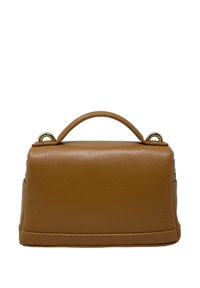 Bolso de piel marrón con forma estructurada, asa superior y acentos de hardware en tono dorado. Superficie texturada con detalles de costura visibles.