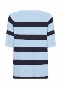 Csíkos pulóver világoskék és tengerészkék színekben, bordázott mintával, széles kivágással és rövid ujjakkal. A hátoldalról vízszintes csíkok láthatók.