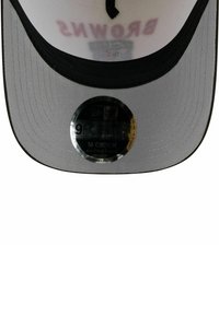 Die Kappe hat einen grauen Schirm, eine weiße Krone mit dem Text "BROWNS" und eine schwarze Unterseite. Sie enthält ein rundes Logo mit Markeninformationen.