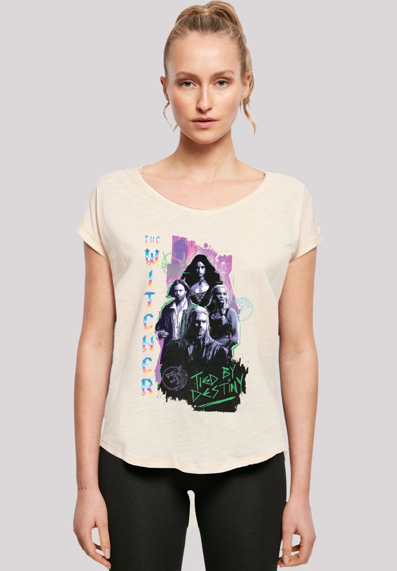Helles beiges T-Shirt mit einem grafischen Druck von Charakteren aus "The Witcher" in Schwarz, Lila und Blaugrün, mit lockerer Passform und rundem Ausschnitt.