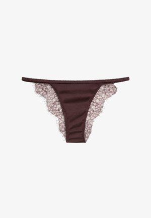 Ciemnobrązowe stringi z kwiatową koronką po bokach, z wąskim paskiem w talii i gładkim przednim panelem z materiału.