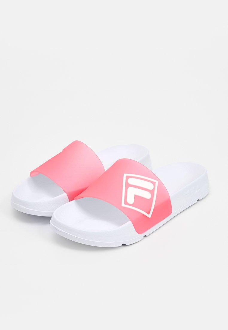 Sandales à glissière roses avec une large sangle arborant un logo blanc, une semelle blanche et un dessus texturé. Surface lisse et design minimaliste.