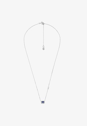 Collana d'argento con un grande gemma blu a taglio smeraldo incastonata in un pendente rettangolare circondata da piccole pietre trasparenti e una sottile catena.