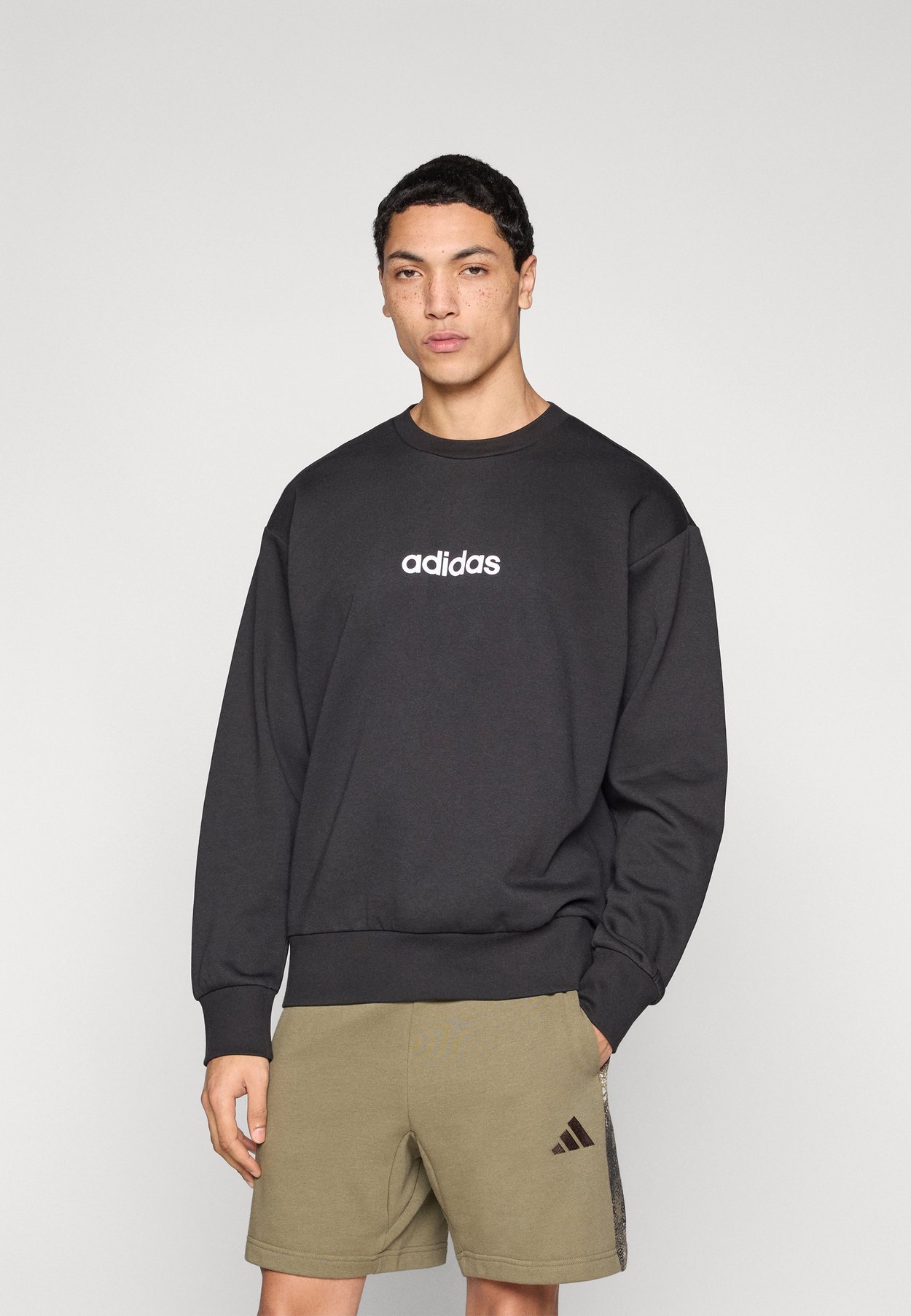 ESSENTIALS LINEAR FLEECE