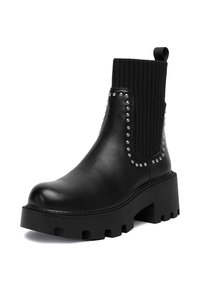 Czarny skórzany botek za kostkę z dzianinową górą o żeberkowanej strukturze, z metalowymi ćwiekami wzdłuż boku, masywną podeszwą oraz pętlą do zakładania z tyłu.