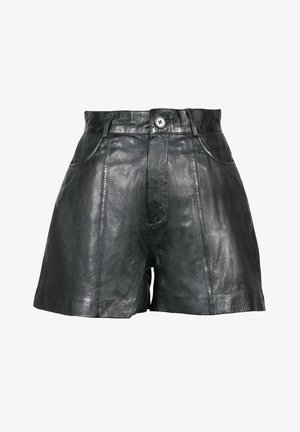 Schwarze Leder-Shorts mit hohem Bund, vorderer Knopfleiste, Seitentaschen und sichtbaren vertikalen Nahtdetails.