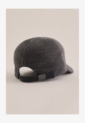 Grå strikket hue med en afrundet krone, buet skygge og en justerbar sort rem bagpå med en metalaccent.