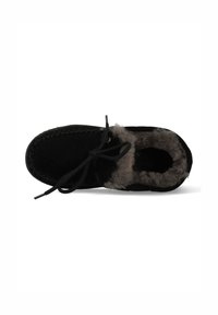 Zwarte suède moccasin-slippers met een grijze faux fur voering, vetersluiting en decoratieve stiksels langs de randen.