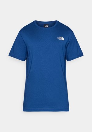 Maglietta azzurra a maniche corte realizzata in morbido tessuto, con scollo tondo e un piccolo logo bianco sul petto. Design semplice senza fantasie.