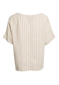 Top de lino rayado beige con un corte suelto y cuadrado, y mangas cortas. Presenta un dobladillo recto y una textura suave. Rayas verticales de diferentes anchos.