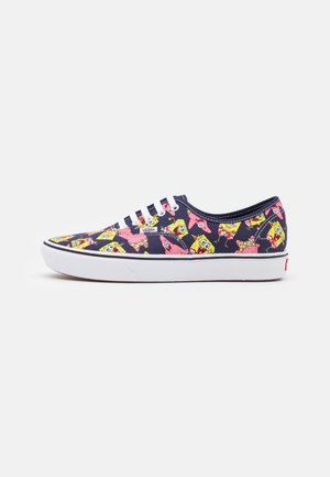 Sneaker in tela con sfondo blu navy e vivaci design di SpongeBob SquarePants e Patrick, con lacci bianchi e suola in gomma.