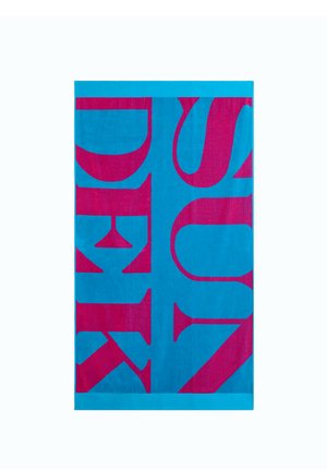 Asciugamano blu e rosa con grandi lettere in grassetto che formano la parola "SUNDEK" in un design moderno e sovrapposto.