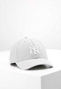 Șapcă de baseball gri cu un design structurat, având un logo brodat alb în față și un visier alb contrastant.