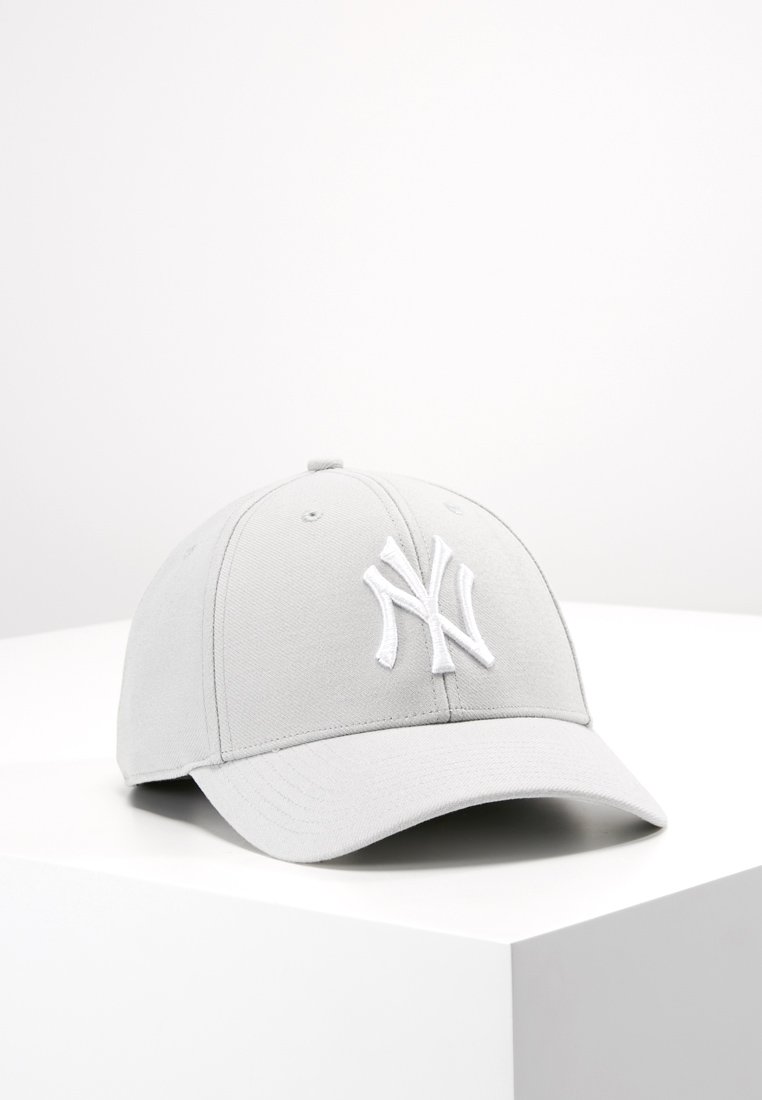 Șapcă de baseball gri cu un design structurat, având un logo brodat alb în față și un visier alb contrastant.
