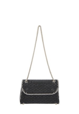 Sort stof clutch tas med sølv kædetræk, udsmykket med udsøgte sølvnitter, rektangulær form og design med fold-over flap.