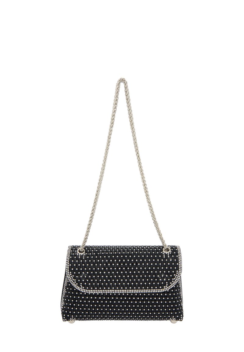 Sort stof clutch tas med sølv kædetræk, udsmykket med udsøgte sølvnitter, rektangulær form og design med fold-over flap.