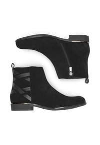 Mustad nahast ankle saapad, millel on ümmargune varvas, külgzipper ja dekoratiivne ristkiudude disain taga. Lamedad kontsad rõhutavad stiili.