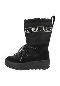 Černé zimní boty mají polstrovaný svršek, stahovací špičku, texturované semišové akcenty a silnou gumovou podrážku s vzorovým dezénem.