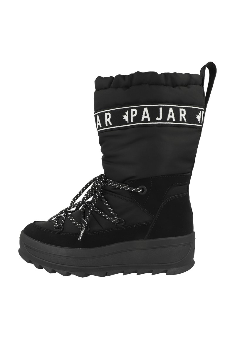 Černé zimní boty mají polstrovaný svršek, stahovací špičku, texturované semišové akcenty a silnou gumovou podrážku s vzorovým dezénem.