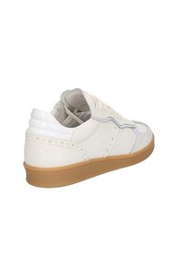 Witte leren sneaker met een bruine rubberen zool, voorzien van lichtblauwe accenten en stervormige perforaties langs de zijkanten. Standaard vetersluiting.