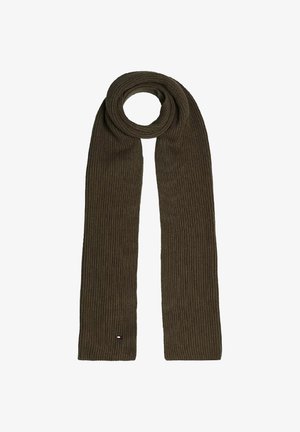 Sciarpa a maglia a coste color verde oliva, lunga e larga, con un piccolo etichetta con logo in colori rosso, bianco e blu cucita a un'estremità.