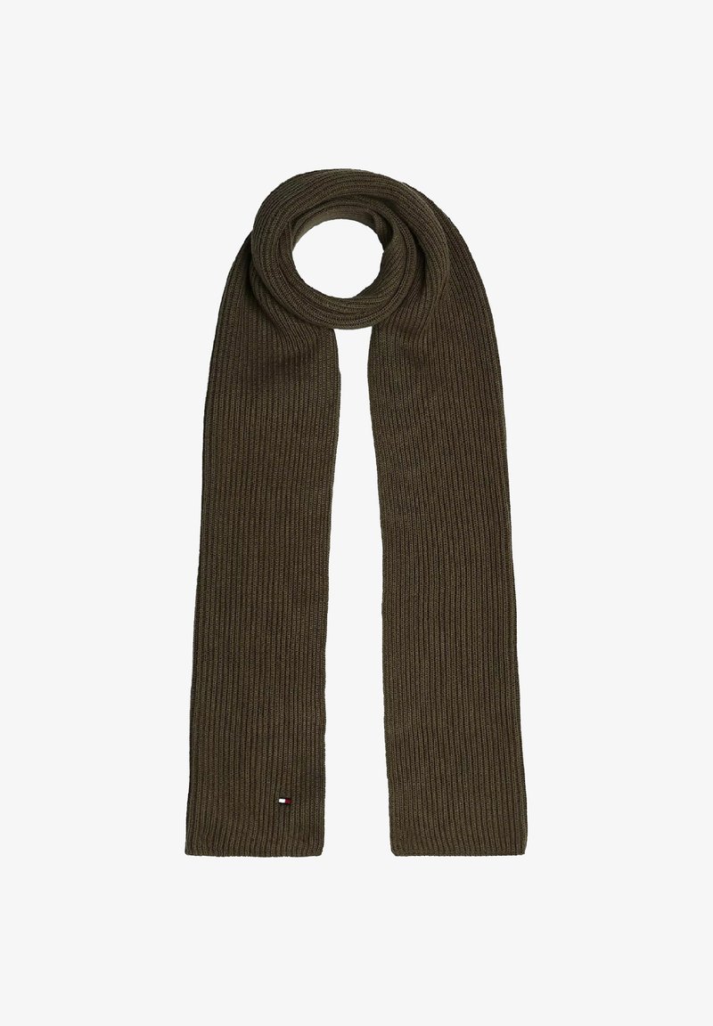 Olivengrøn, ribbet strikket tørklæde, langt og bredt, med et lille logo mærke i rød, hvid og blå syet i den ene ende.