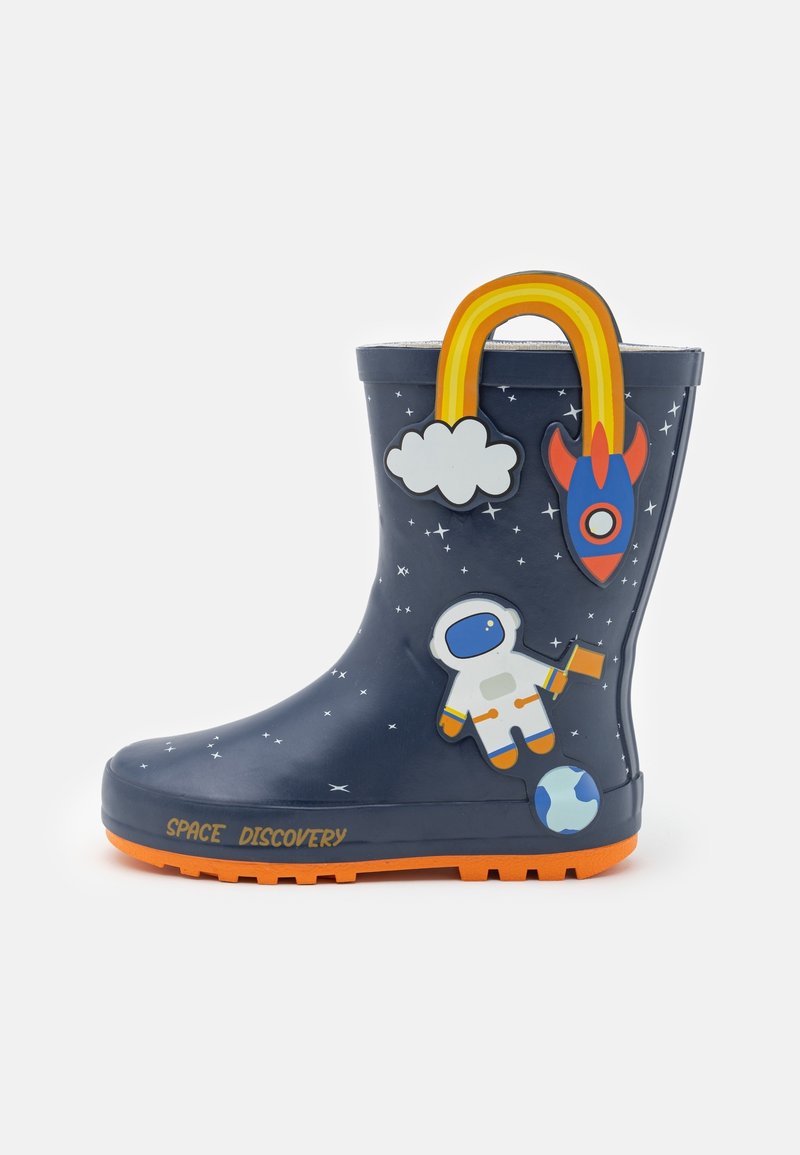 Botte de pluie bleue pour enfant avec semelle orange, décorations sur le thème de l’espace incluant astronaute, fusée, planète, nuage et poignée arc-en-ciel.