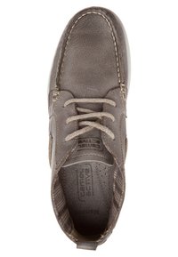 Grijze leren schoen met ronde neus, gestructureerde afwerking en contrasterende stiksels. Voorzien van beige veters en patroonachtige zijpanelen.