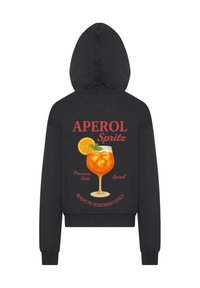 Černá mikina s kapucí, která zobrazuje grafiku oranžového nápoje ve sklenici, obklopenou textem "APEROL Spritz" a "VYROBENO V SEVERNÍ ITÁLII."