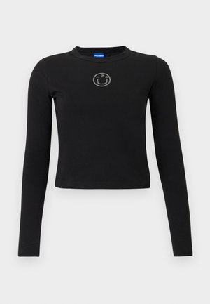 Cămașă neagră cu mâneci lungi, guler rotund și croială mulată. Prezintă un mic logo din cristale strălucitoare plasat în centrul pieptului. Material din bumbac.