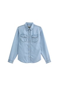 Camicia in denim azzurro chiaro con maniche lunghe, chiusura con bottoni davanti, due tasche sul petto e colletto a punta. Texture liscia e design casual.