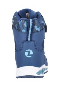Scarpa da bambino blu con tomaia sintetica testurizzata, dettagli in mesh e una fascia in Velcro. Presenta una suola bianca con dettagli in gomma blu.