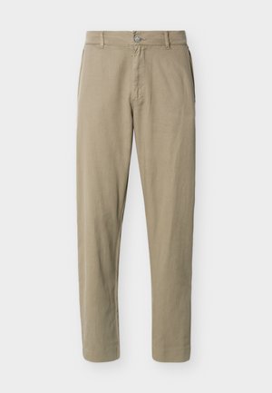 Pantalon en coton beige à coupe droite avec passants pour ceinture, bouton frontal et fermeture éclair, présenté sur un fond blanc uni.