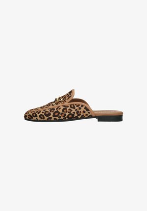Mule slip-on imprimée léopard avec un petit talon noir et un détail de chaîne dorée sur le dessus.