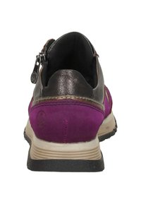 Baskets en daim violet et cuir métallique avec un dos arrondi, dotées d'une fermeture éclair et d'une semelle en caoutchouc noir texturé.