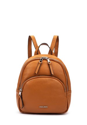 Pequeña mochila de cuero marrón claro con dos compartimentos con cremallera, correas ajustables para los hombros y logo "PIKOLINOS" en el bolsillo delantero.