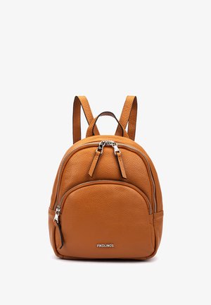 Petit sac à dos en cuir beige avec deux compartiments zippés, bretelles réglables et logo "PIKOLINOS" sur la poche avant.