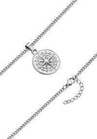 Zilveren ketting met een ronde kompaspenning met gedetailleerde gravures, bevestigd aan een schakelketting met een karabijnhaak en een verlengkettinkje.