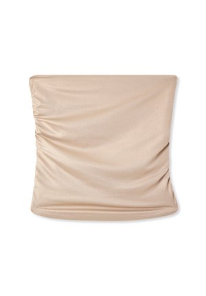 Abito beige senza spalline, con texture arricciata; gli orecchini della modella sono anelli trasparenti con accenti di perle; palette di colori morbidi e neutri.