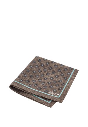 Pochette de costume marron avec des motifs floraux circulaires noir et blanc et une bordure bleu clair, étiquetée "BOGGI."