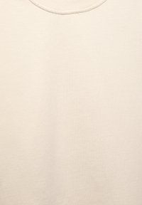 Helles beiges Sweatshirt mit Rundhalsausschnitt. Weicher Stoff, einfaches Design und keine sichtbaren Muster oder Akzente.