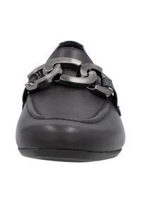 Černá kožená slip-on bota s kovovým řetízkovým detailem přes svršek, texturovaným povrchem, zaoblenou špičkou a měkkou konstrukcí.