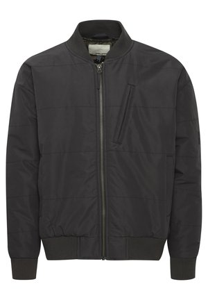 Černá bomber bunda s prošívanou texturou, žebrovaným límcem a manžetami, předním zipem a vertikální kapsou na hrudi.