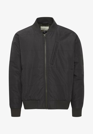 Crna bomber jakna s kvadratnim uzorkom, rebrastim ovratnikom i manžetama, prednjim zatvaračem i vertikalnim džepom na grudima.