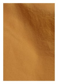 Jasnobrązowy materiał o drobnej strukturze i diagonalnym żebrowanym wzorze. Materiał wydaje się gładki i solidny, odpowiedni do różnych zastosowań.