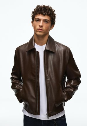 Bershka, Veste en similicuir - dark brown