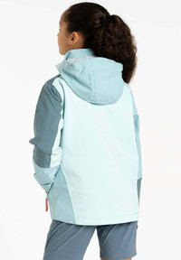 Hellblaue Kapuzenjacke mit dunkelblauen Akzenten, aus glattem, wasserdichtem Material. Verfügt über einen Reißverschluss und eine verstellbare Kapuze.