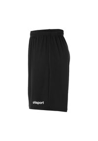 Sorte atletiske shorts lavet af letvægtigt stof, med en elastisk talje og et hvidt logo på venstre side.