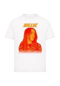 Weißes T-Shirt mit einem roten und orangefarbenen grafischen Porträt, über dem der Text "BILLIE" in fetter, stilisierter Schrift steht. Das Design enthält komplexe Muster.